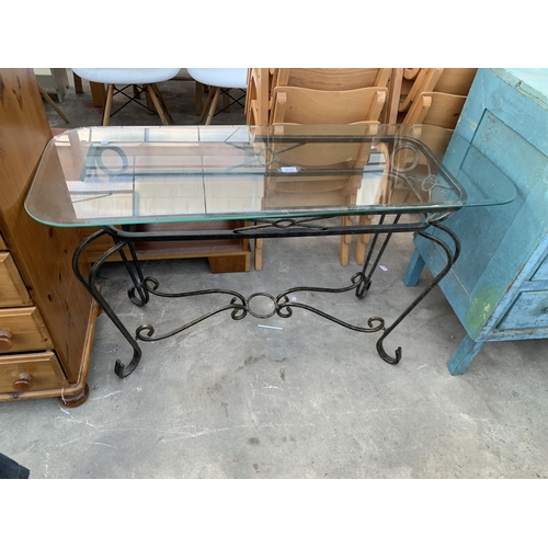 2618 - A SIDE TABLE WITH GLASS TOP ON SHAPED METAL BASE, 48