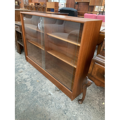 2664 - A RETRO TEAK BOOKCASE WITH TWO SLIDING GLASS DOORS, 48