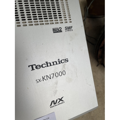 1526 - A TECHNICS SX-KN7000 ELECTRIC KEYBOARD (SLIGHT DAMAGE TO ONE KEY)