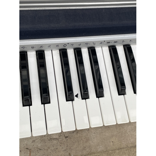 1526 - A TECHNICS SX-KN7000 ELECTRIC KEYBOARD (SLIGHT DAMAGE TO ONE KEY)