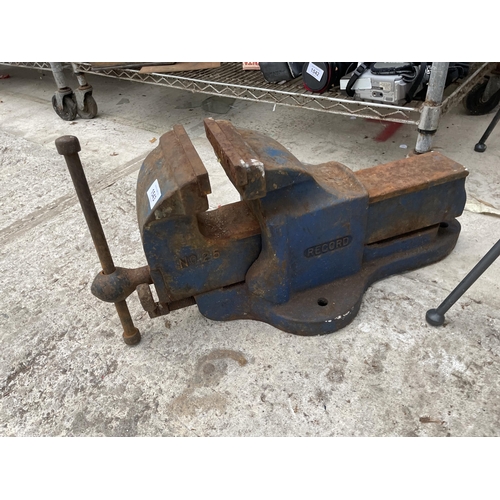 1543 - A LARGE HEAVY DUTY RECORD NO.25 BENCH VICE