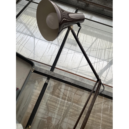 1584 - A RETRO BROWN ADJUSTABLE ANGLE POISE LAMP