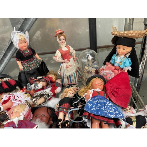 1605 - A LARGE ASSORTMENT OF VINTAGE DOLLS