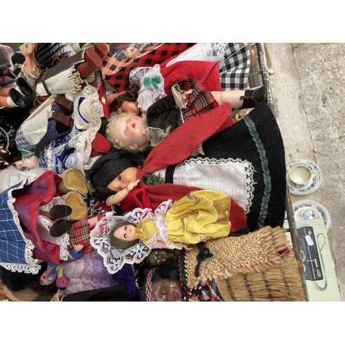 1605 - A LARGE ASSORTMENT OF VINTAGE DOLLS