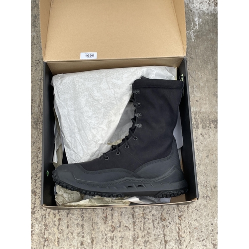 1690 - TWO NEW AND BOXED PAIRS OF LALO RAPID ASSAULT BOOTS IN A UK 9.5 (ONE BLACK PAIR AND ONE CAMMO)