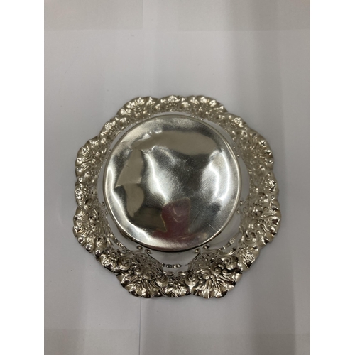 21 - A SILVER HALLMARKED SHEFFIELD REPOUSSE BON BON DISH AND TWO SILVER HALLMARKED BIRMINGHAM LIDDED POTS... 