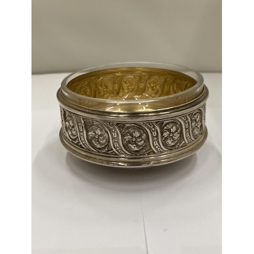 21 - A SILVER HALLMARKED SHEFFIELD REPOUSSE BON BON DISH AND TWO SILVER HALLMARKED BIRMINGHAM LIDDED POTS... 