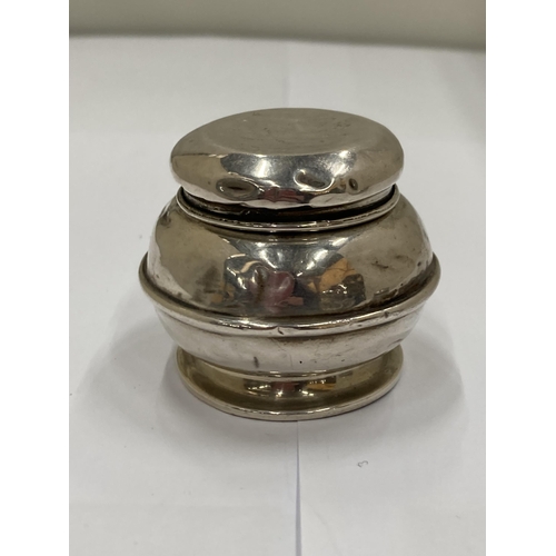 21 - A SILVER HALLMARKED SHEFFIELD REPOUSSE BON BON DISH AND TWO SILVER HALLMARKED BIRMINGHAM LIDDED POTS... 