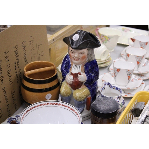 274 - A QUANTITY OF VINTAGE CERAMICS TO INCLUDE PLATES, BOWLS, A TOBY JUG LIDDED POT, ETC