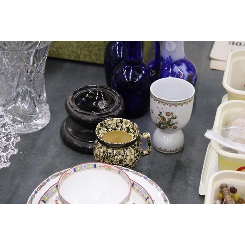 281 - A QUANTITY OF CERAMICS TO INCLUDE A VINTAGE MINTON CUP AND SAUCER, AYNSLEY PLATES, BLUE GLASS BOTTLE... 