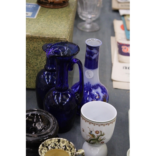 281 - A QUANTITY OF CERAMICS TO INCLUDE A VINTAGE MINTON CUP AND SAUCER, AYNSLEY PLATES, BLUE GLASS BOTTLE... 