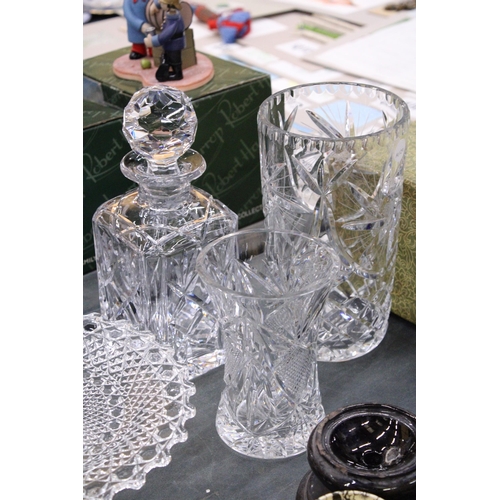 282 - A QUANTITY OF HEAVY CUT GLASS TO INCLUDE A BOXED PAIR OF WATERFORD CRYSTAL 'MILLENNIUM COLLECTION' W... 