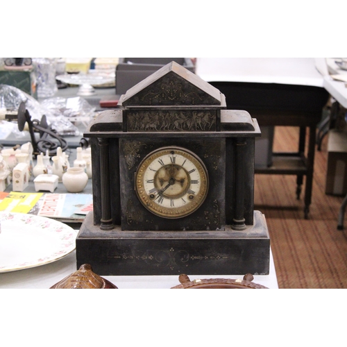 299 - AN EARLY 20TH CENTURY HEAVY SLATE MANTLE CLOCK WITH CLASSICAL CARVING TO THE TOP AND COLUMN DETAIL, ... 