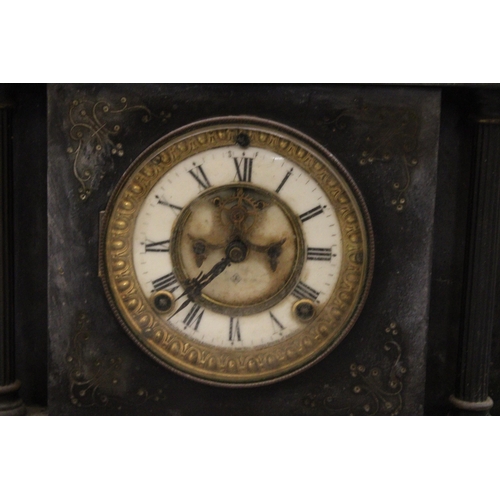 299 - AN EARLY 20TH CENTURY HEAVY SLATE MANTLE CLOCK WITH CLASSICAL CARVING TO THE TOP AND COLUMN DETAIL, ... 