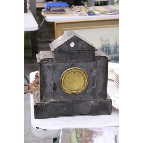 299 - AN EARLY 20TH CENTURY HEAVY SLATE MANTLE CLOCK WITH CLASSICAL CARVING TO THE TOP AND COLUMN DETAIL, ... 