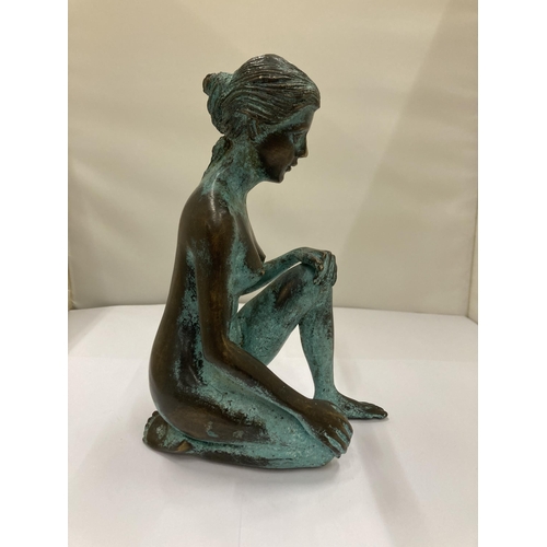 40A - A BRONZE SCULPTURE IN THE STYLE OF CHRISTINE BAXTER WITH A WEATHERED VERDIGRIS FINISH, HEIGHT 20CM