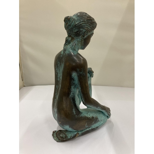 40A - A BRONZE SCULPTURE IN THE STYLE OF CHRISTINE BAXTER WITH A WEATHERED VERDIGRIS FINISH, HEIGHT 20CM