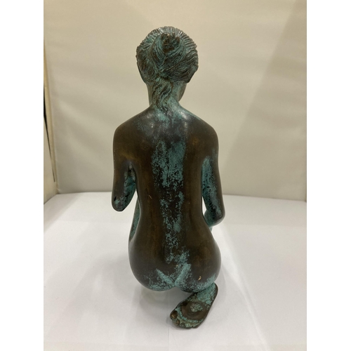 40A - A BRONZE SCULPTURE IN THE STYLE OF CHRISTINE BAXTER WITH A WEATHERED VERDIGRIS FINISH, HEIGHT 20CM