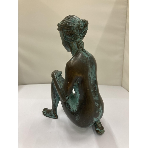 40A - A BRONZE SCULPTURE IN THE STYLE OF CHRISTINE BAXTER WITH A WEATHERED VERDIGRIS FINISH, HEIGHT 20CM