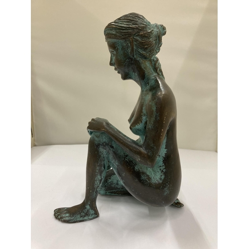 40A - A BRONZE SCULPTURE IN THE STYLE OF CHRISTINE BAXTER WITH A WEATHERED VERDIGRIS FINISH, HEIGHT 20CM