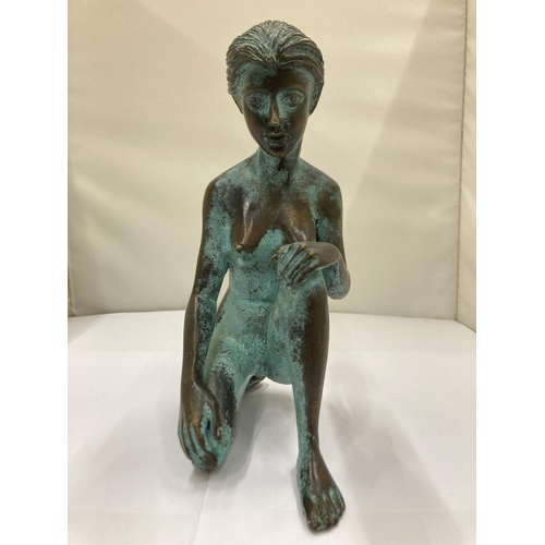 40A - A BRONZE SCULPTURE IN THE STYLE OF CHRISTINE BAXTER WITH A WEATHERED VERDIGRIS FINISH, HEIGHT 20CM