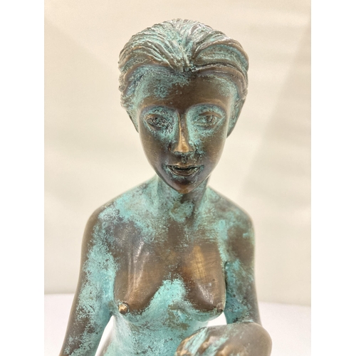 40A - A BRONZE SCULPTURE IN THE STYLE OF CHRISTINE BAXTER WITH A WEATHERED VERDIGRIS FINISH, HEIGHT 20CM