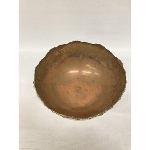 41A - A LARGE VINTAGE COPPER FOOTED BOWL WITH REPOUSSE DECORATION TO THE RIM, HEIGHT 20CM, DIAMETER 26CM