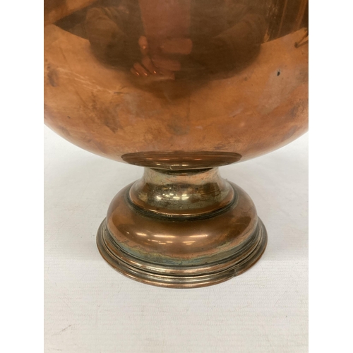 41A - A LARGE VINTAGE COPPER FOOTED BOWL WITH REPOUSSE DECORATION TO THE RIM, HEIGHT 20CM, DIAMETER 26CM