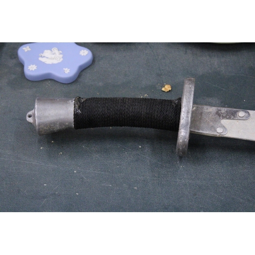 879 - AN ORIENTAL MARTIAL ART'S PRACTICE SWORD