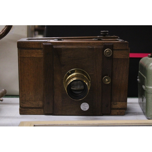 944 - A VICTORIAN WOODEN HALF PLATE CAMERA BY J UNDERWOOD