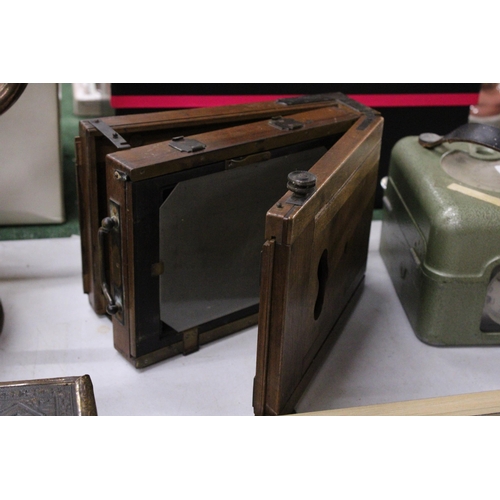 944 - A VICTORIAN WOODEN HALF PLATE CAMERA BY J UNDERWOOD