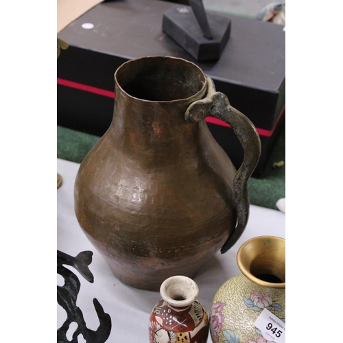 947 - A LARGE ANTIQUE COPPER JUG WITH A CAST HANDLE, HEIGHT 30CM