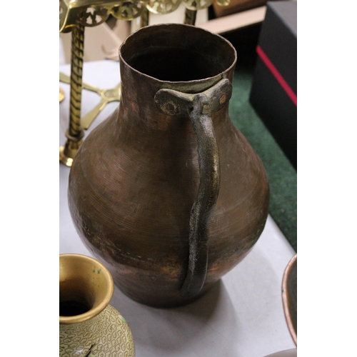 947 - A LARGE ANTIQUE COPPER JUG WITH A CAST HANDLE, HEIGHT 30CM