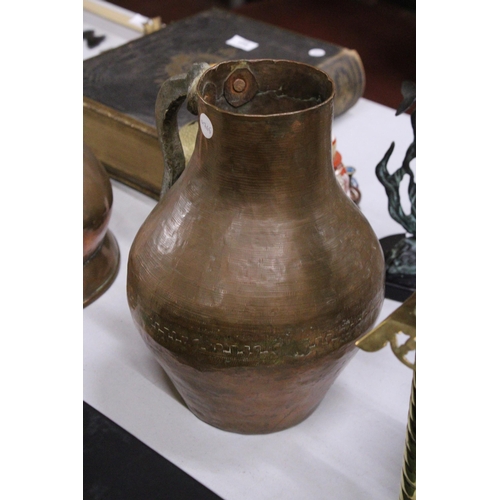 947 - A LARGE ANTIQUE COPPER JUG WITH A CAST HANDLE, HEIGHT 30CM