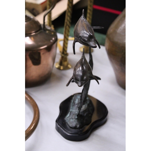 948 - A BRONZE SCULPTURE OF A PAIR OF LEAPING DOLPHINS, ON A BASE, HEIGHT 26CM