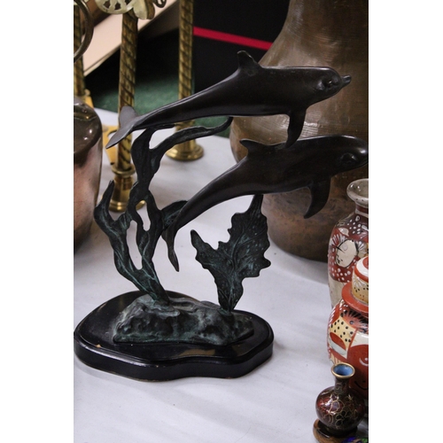 948 - A BRONZE SCULPTURE OF A PAIR OF LEAPING DOLPHINS, ON A BASE, HEIGHT 26CM