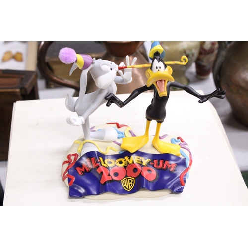 961 - A WEDGWOOD MIL-LOONEY-UM DAFFY DUCK AND BUGS BUNNY FIGURE, LIMITED EDITION 738/2000