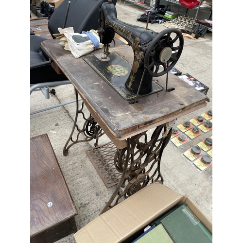 1791 - A VINTAGE SINGER SEWING MACHINE WITH TREADLE BASE AND A FURTHER WOODEN STEP/STOOL