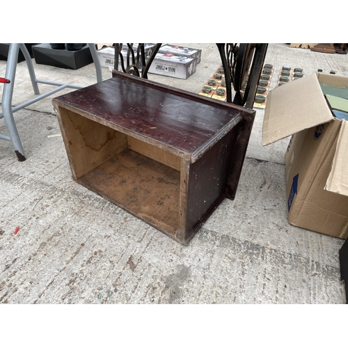 1791 - A VINTAGE SINGER SEWING MACHINE WITH TREADLE BASE AND A FURTHER WOODEN STEP/STOOL