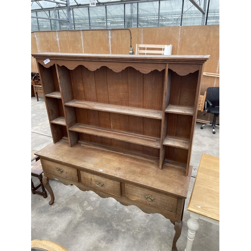 2933 - AN OAK GEORGE III STYLE DRESSER WITH THREE DRAWERS, FRONT CABRIOLE LEGS AND PLATE RACK, 72