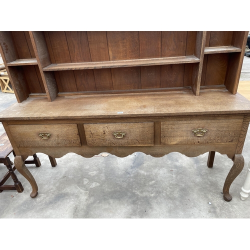 2933 - AN OAK GEORGE III STYLE DRESSER WITH THREE DRAWERS, FRONT CABRIOLE LEGS AND PLATE RACK, 72