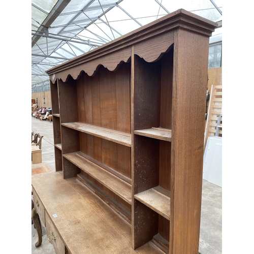 2933 - AN OAK GEORGE III STYLE DRESSER WITH THREE DRAWERS, FRONT CABRIOLE LEGS AND PLATE RACK, 72