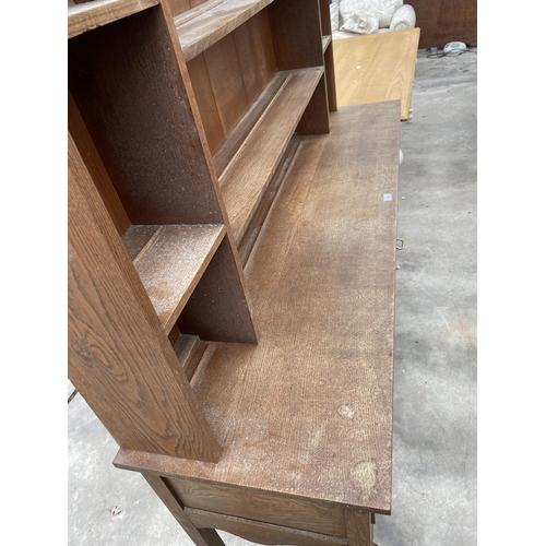 2933 - AN OAK GEORGE III STYLE DRESSER WITH THREE DRAWERS, FRONT CABRIOLE LEGS AND PLATE RACK, 72