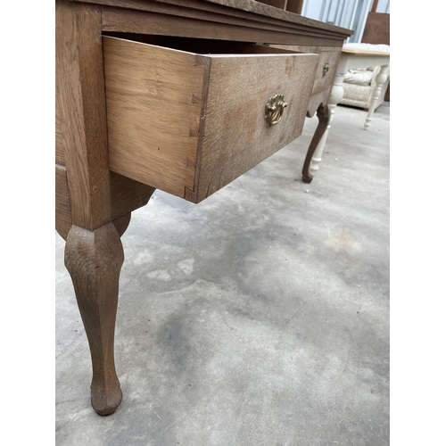 2933 - AN OAK GEORGE III STYLE DRESSER WITH THREE DRAWERS, FRONT CABRIOLE LEGS AND PLATE RACK, 72