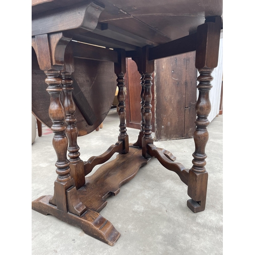 2939 - AN OVAL OAK GEORGE III STYLE GATE LEG TABLE ON TURNED LEGS, 57.5