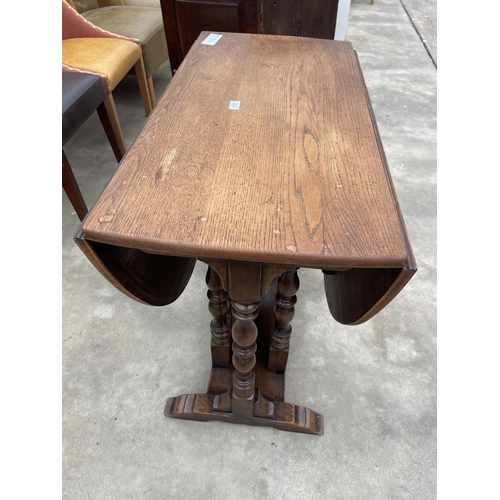 2939 - AN OVAL OAK GEORGE III STYLE GATE LEG TABLE ON TURNED LEGS, 57.5