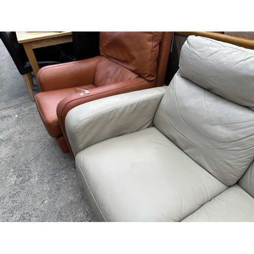 2806A - AN ITALSOFA LEATHER TWO SEATER SETTEE, ONE SECTION BEING A RECLINER