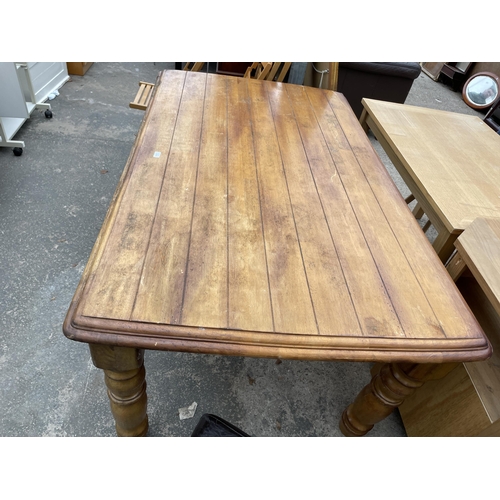 2965 - A HARDWOOD VICTORIAN STYLE KITCHEN TABLE ON TURNED LEGS, 72