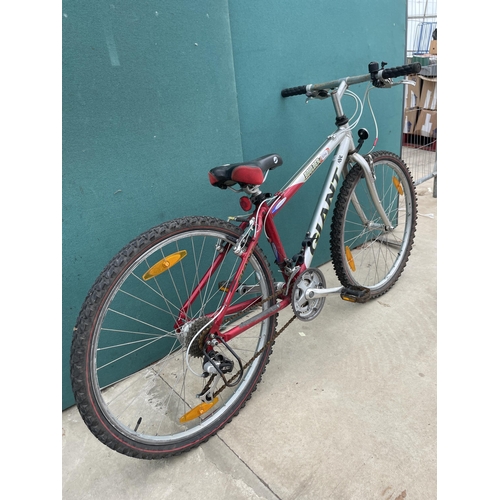 1902 - A GENTS GIANT BOULDER MOUNTAIN BIKE WITH 21 SPEED GEAR SYSTYEM