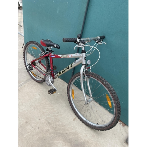 1902 - A GENTS GIANT BOULDER MOUNTAIN BIKE WITH 21 SPEED GEAR SYSTYEM